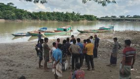 অবৈধভাবে বালু উত্তোলন : জাফলংয়ে ৬১টি নৌকাসহ আটক ৩