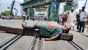 শিক্ষার্থীদের রেলপথ অবরোধ, ঢাকা থেকে সারাদেশে ট্রেন চলাচল বন্ধ