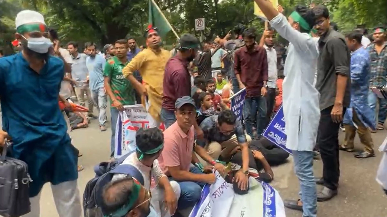 প্রধান উপদেষ্টার বাসভবনের সাম‌নে ৩৫ চাকরি প্রত্যাশীদের অবস্থান