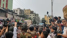 মিরপুরে সাকিব আল হাসান ভক্ত আর বিদ্রোহীদের ধাওয়া-পাল্টা ধাওয়া